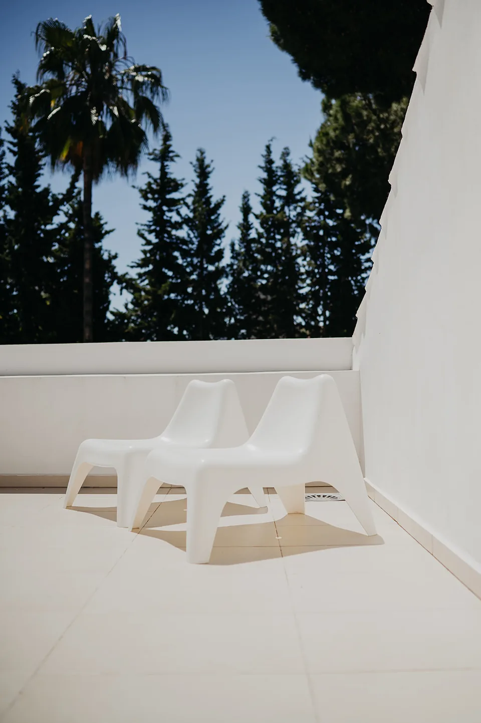 Terraza y zona de estar exterior de una villa