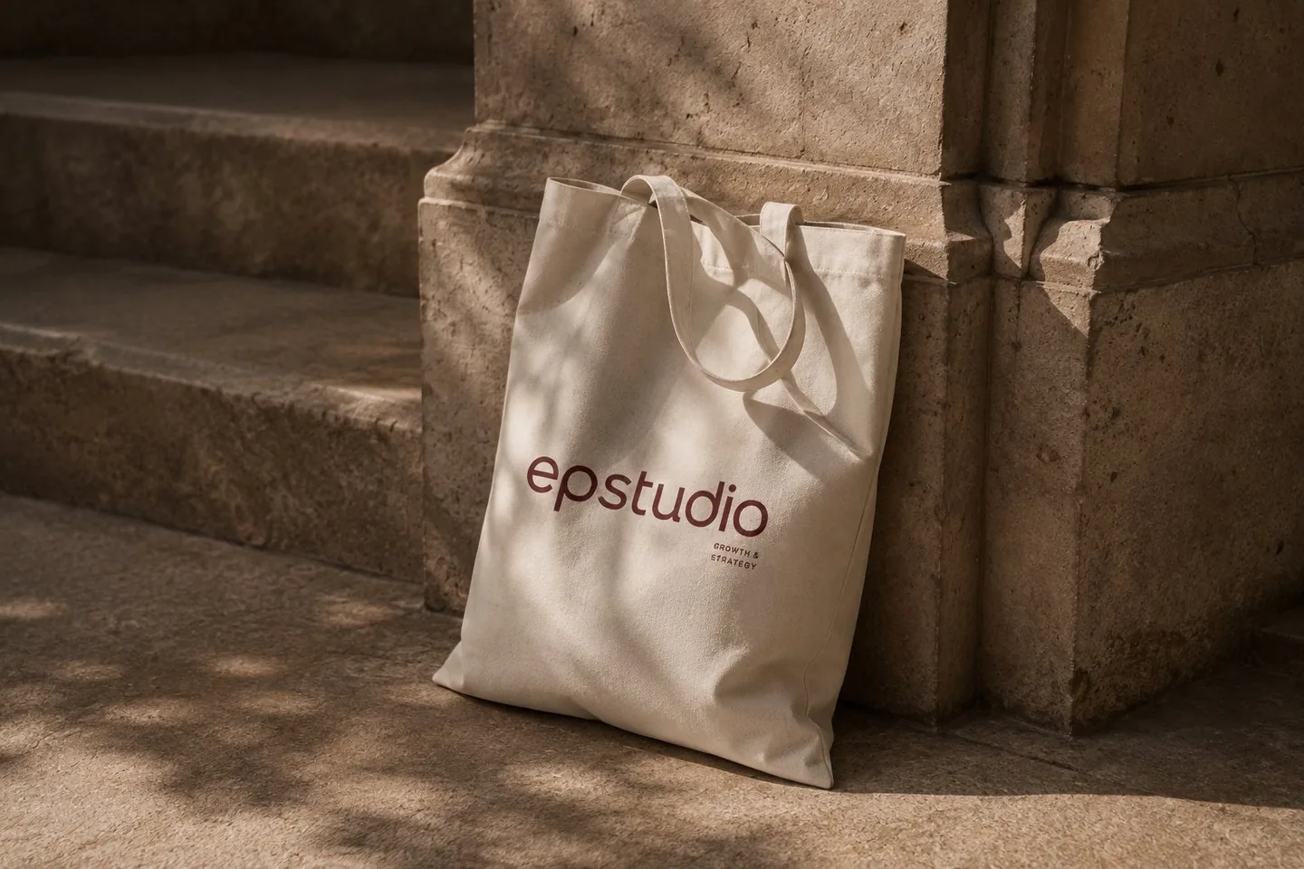 Bolsa de tela con el logotipo de EP Studio apoyada en unos escalones de piedra