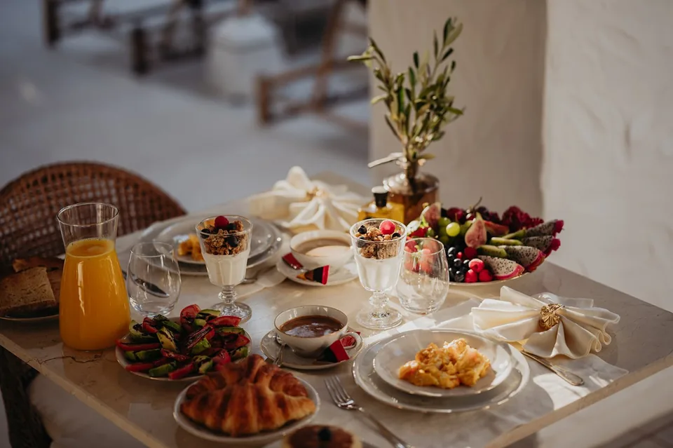 Desayuno servido en un alojamiento boutique