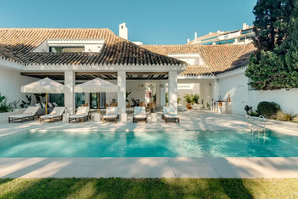 Zona de piscina de un alojamiento de lujo