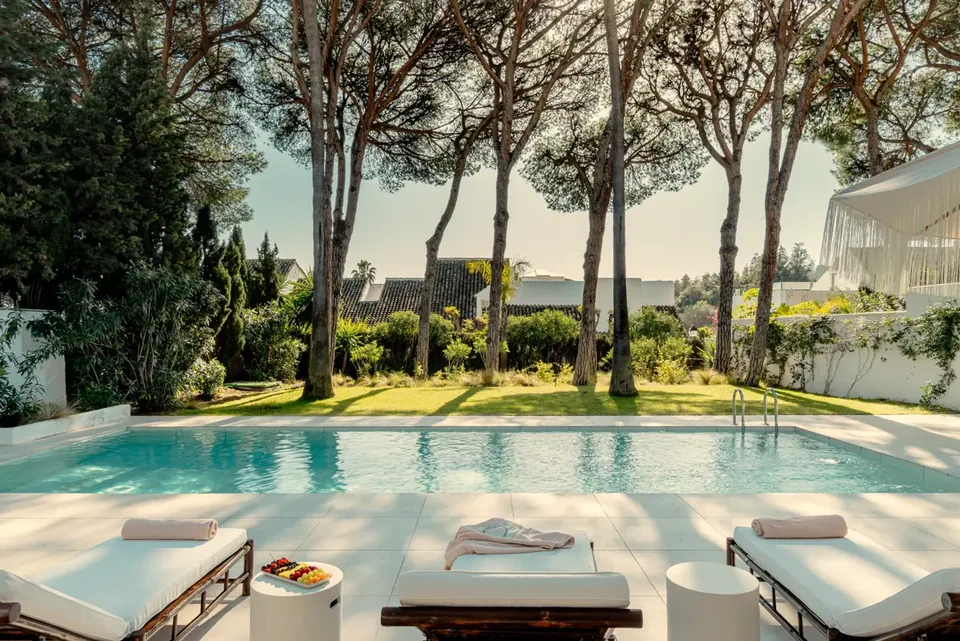 Jardín y piscina de un alojamiento de lujo en Marbella